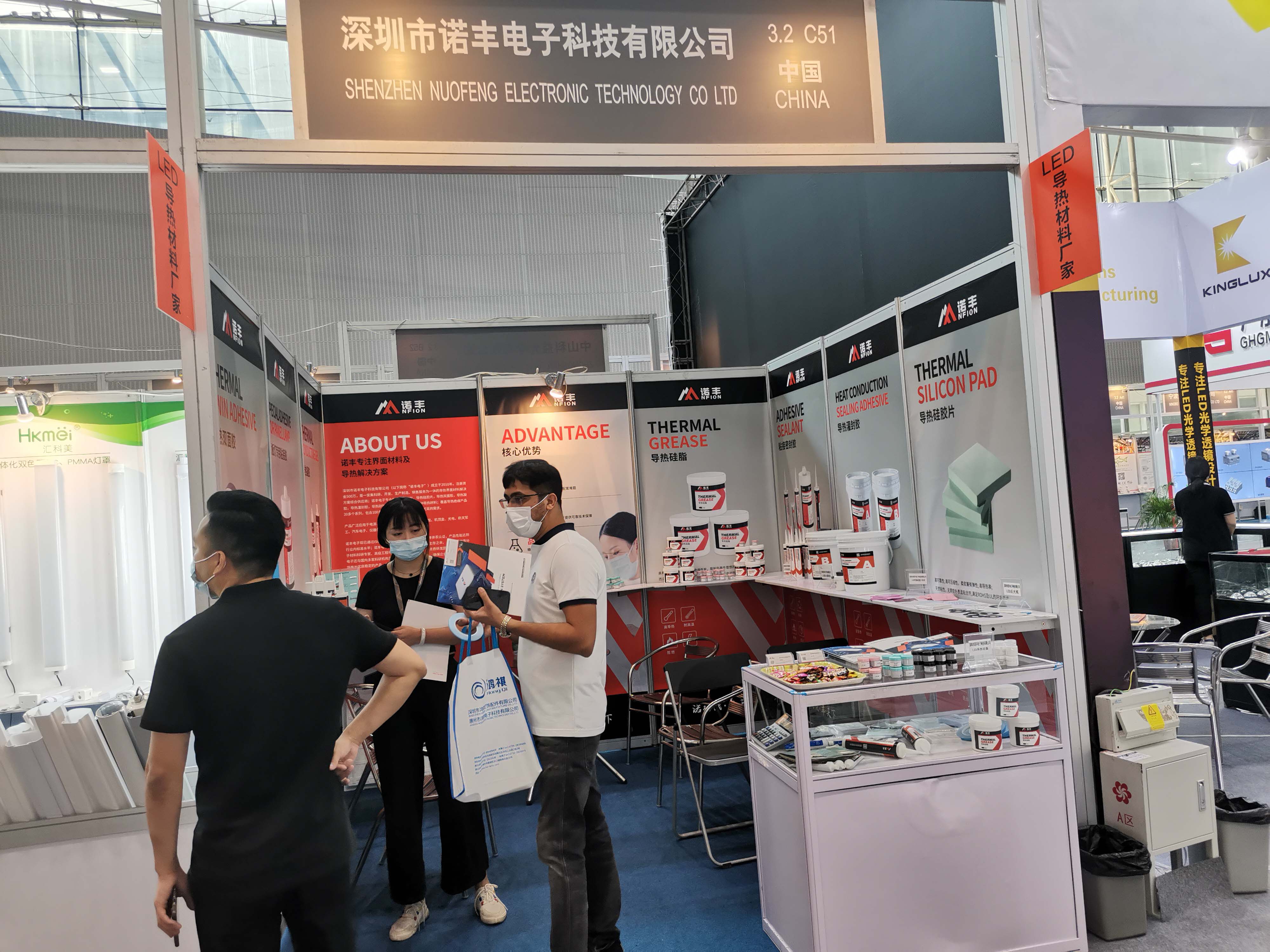 光亚展期间，老外向工作人员咨询导热双面胶技术问题