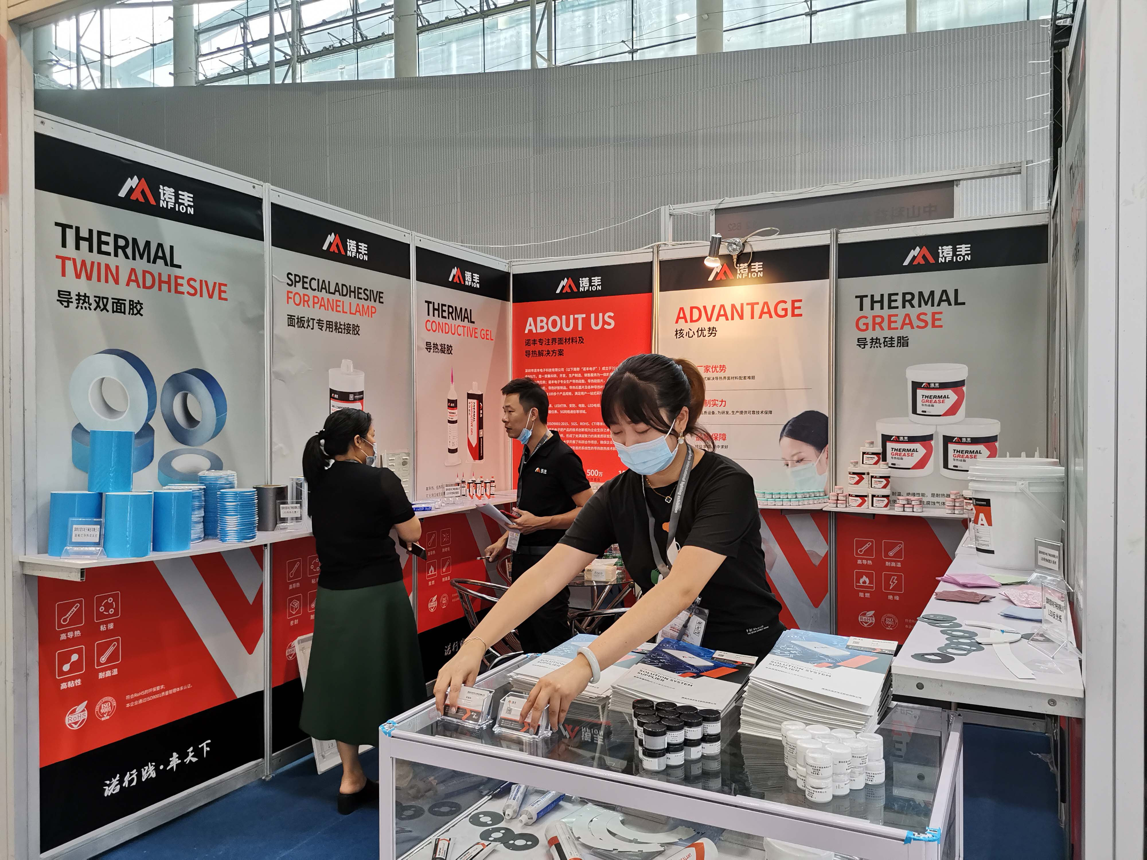 光亚展期间，诺丰工作人员为客户解答技术问题